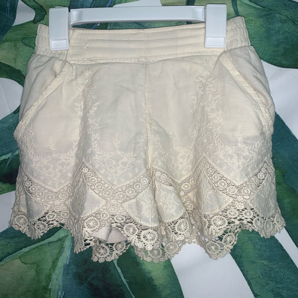 cream detailed flowy shorts!